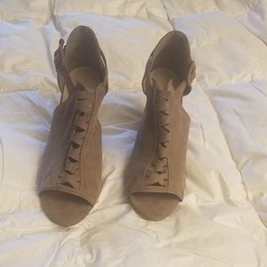 Wadges ran open to and green an black formalwear